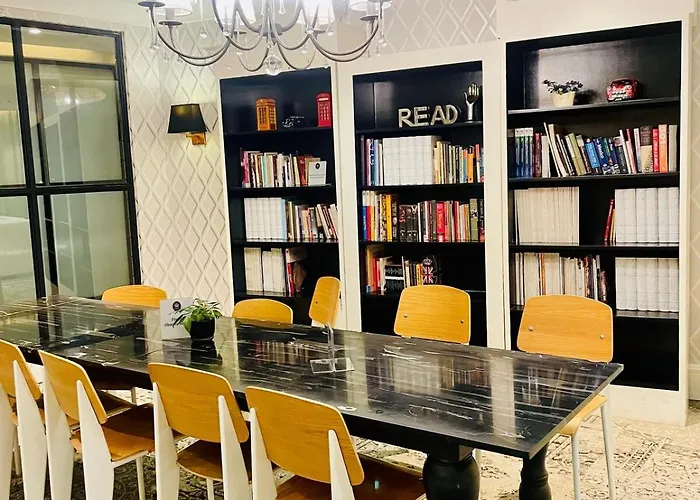Poblacion Makati With Free Pool, Gym And Smart Tv And Fast Wifi *