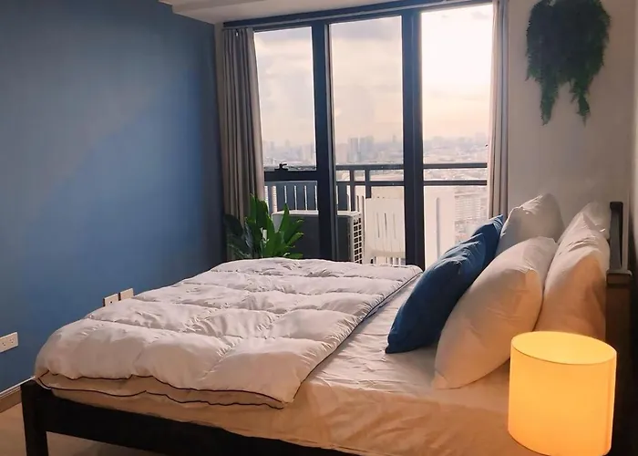Poblacion Makati With Free Pool, Gym And Smart Tv And Fast Wifi